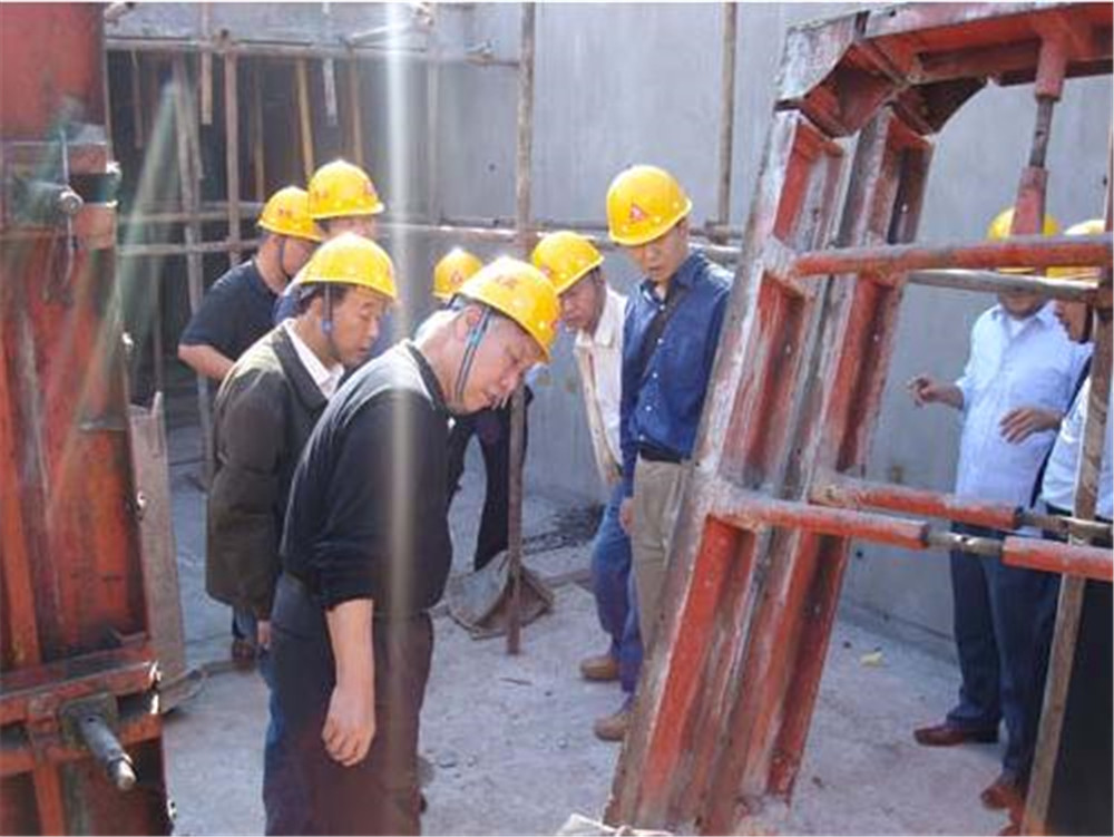 5國家建設部、中(zhōng)建協領導專家參觀西安公司項目部
