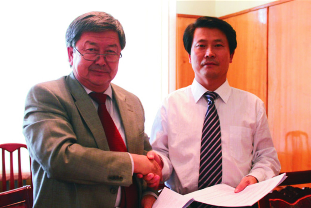 1劉雁飛董事長與時任吉爾吉斯斯坦總理的久勒多舍維奇簽訂合作協議