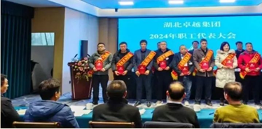 新疆卓越旅遊會展公司帕日地古麗·帕塔爾榮獲“卓越勞模”稱号