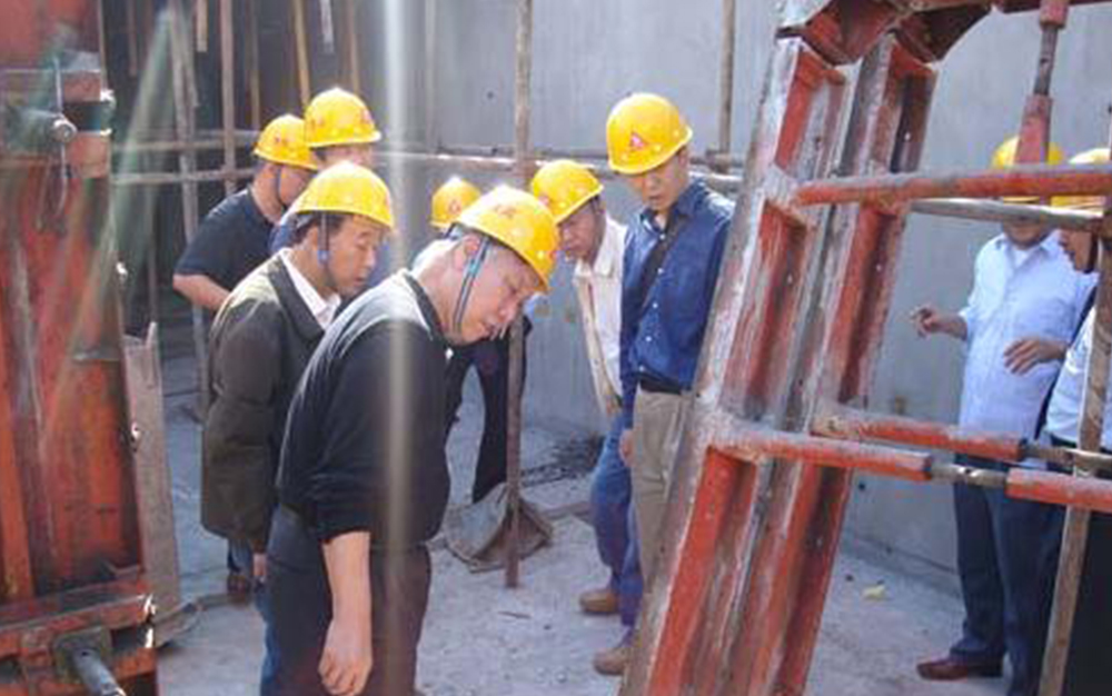 國家建設部、中(zhōng)建協領導專家參觀西安公司項目部